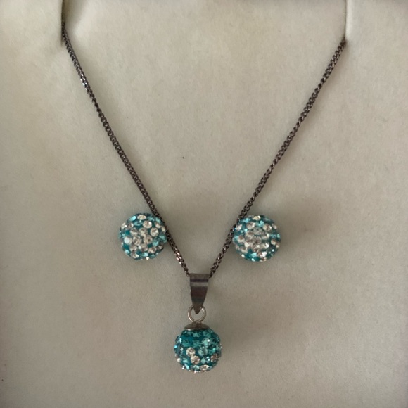 ✨Host Pick✨ Goldmark Blue & Silver Earrings & Necklace Set - Picture 4 of 4